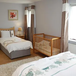 Town Centre Location -Free Private Parking -Luxury 4 Bedroom House All En-Suite With Power Showers -Full Kitchen, 2 Living Rooms - Great Location - Shops And Restaurants 3-Minute Walk -Fast Wi-Fi -Sleeps 9 Guests Killarney